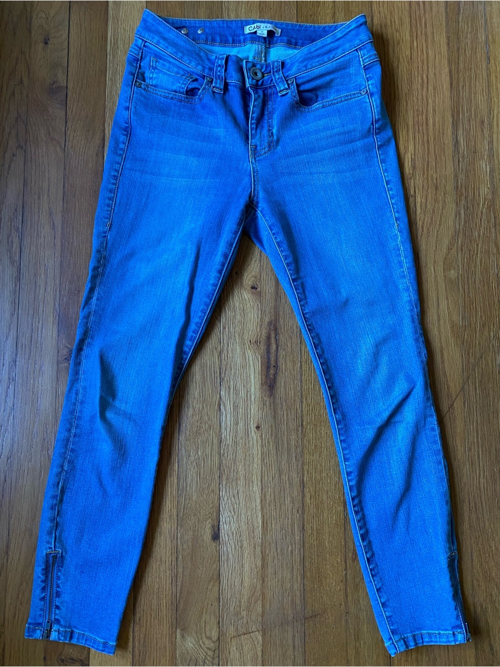 CAbi Jeans Women's Size 2 Blue Wash Skinny Jeans Ankle Zippers good condition